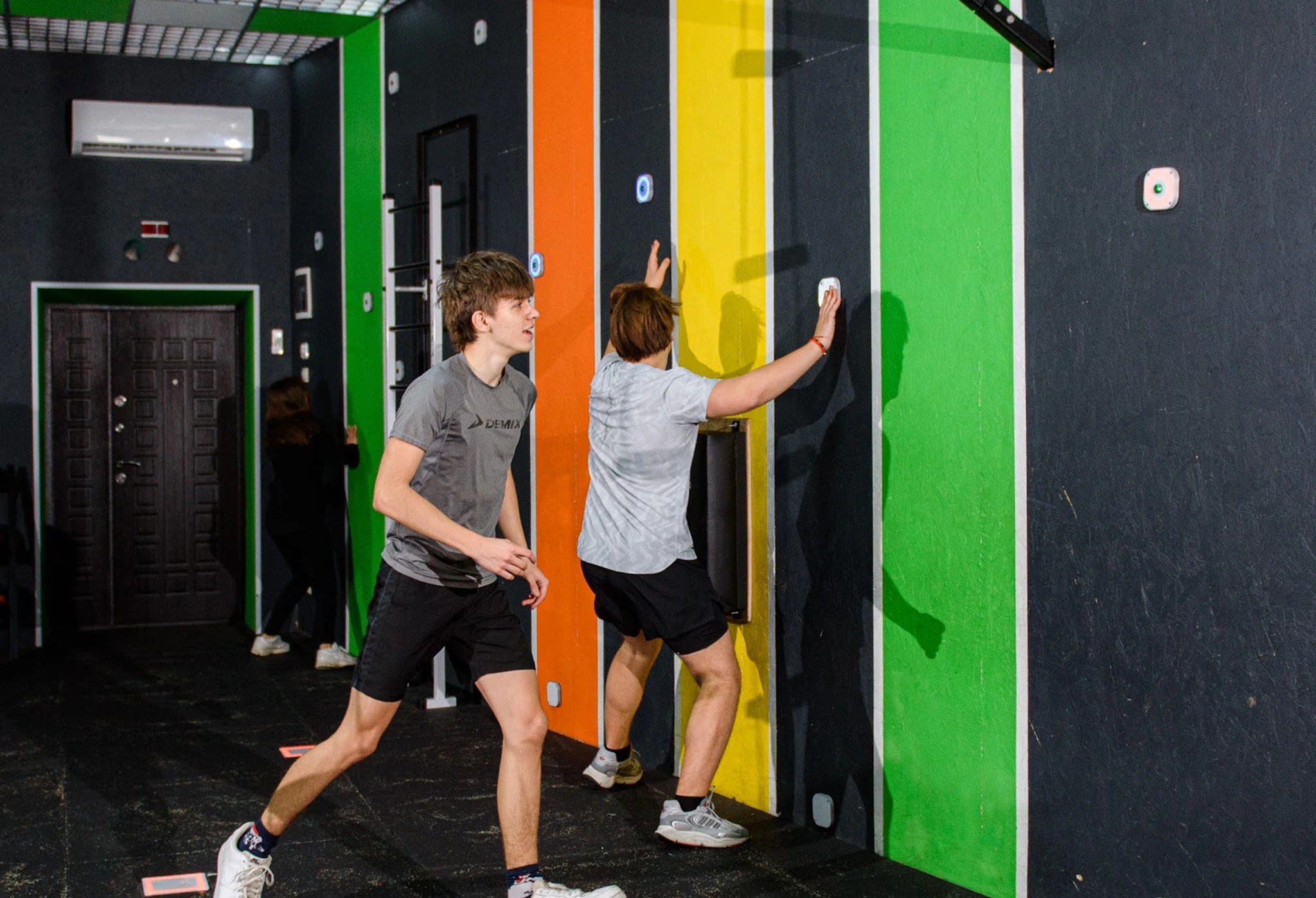 Учні займаються в інтерактивній спортивній зоні CyberFit