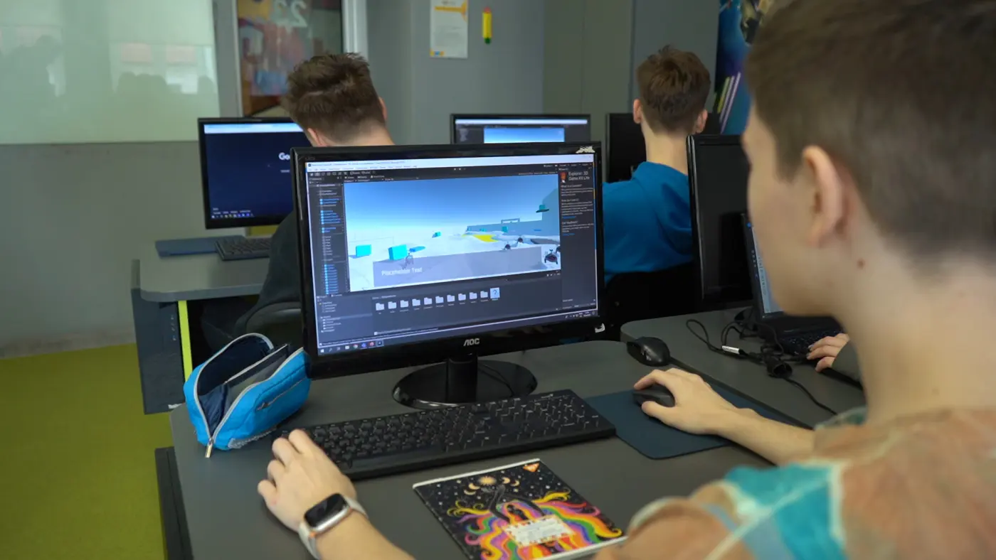 Учень працює в Unity